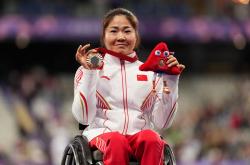 开云体育在线-女子田径选手创造新纪录夺冠