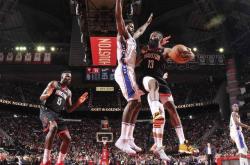 开云平台-火箭惊险擒下湖人，核心球员缺阵可圈可点