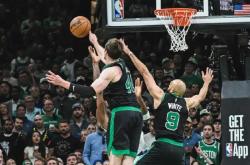 开云平台-绿衫军客场胜尼克斯，沃克砍下31分