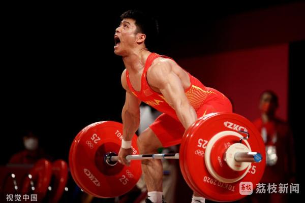 选手们赛场奋勇拼搏，谱写辉煌的简单介绍
