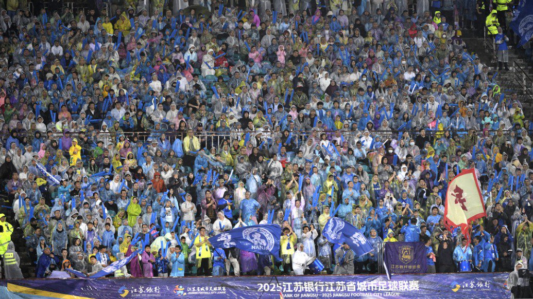 中超联赛历经风雨，积极促进中国足球事业发展