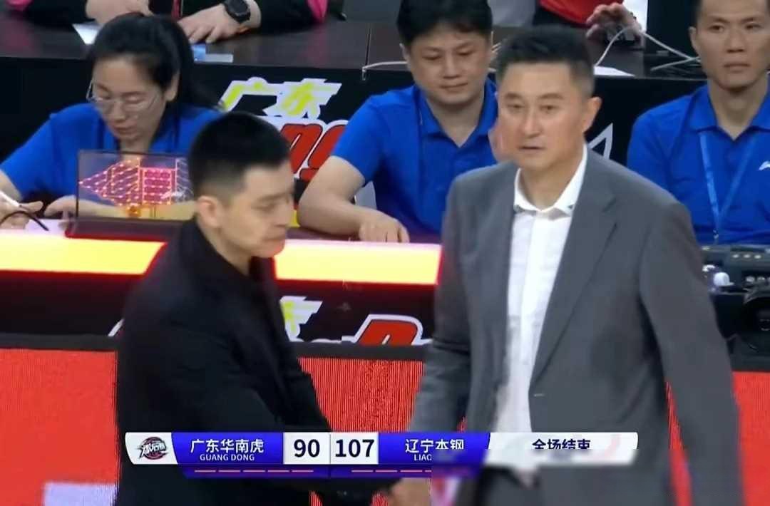 精彩比赛中引发球迷热烈讨论