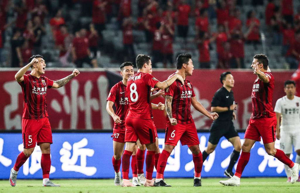 关于上港主场大胜山东鲁能，取得赛季首胜的信息
