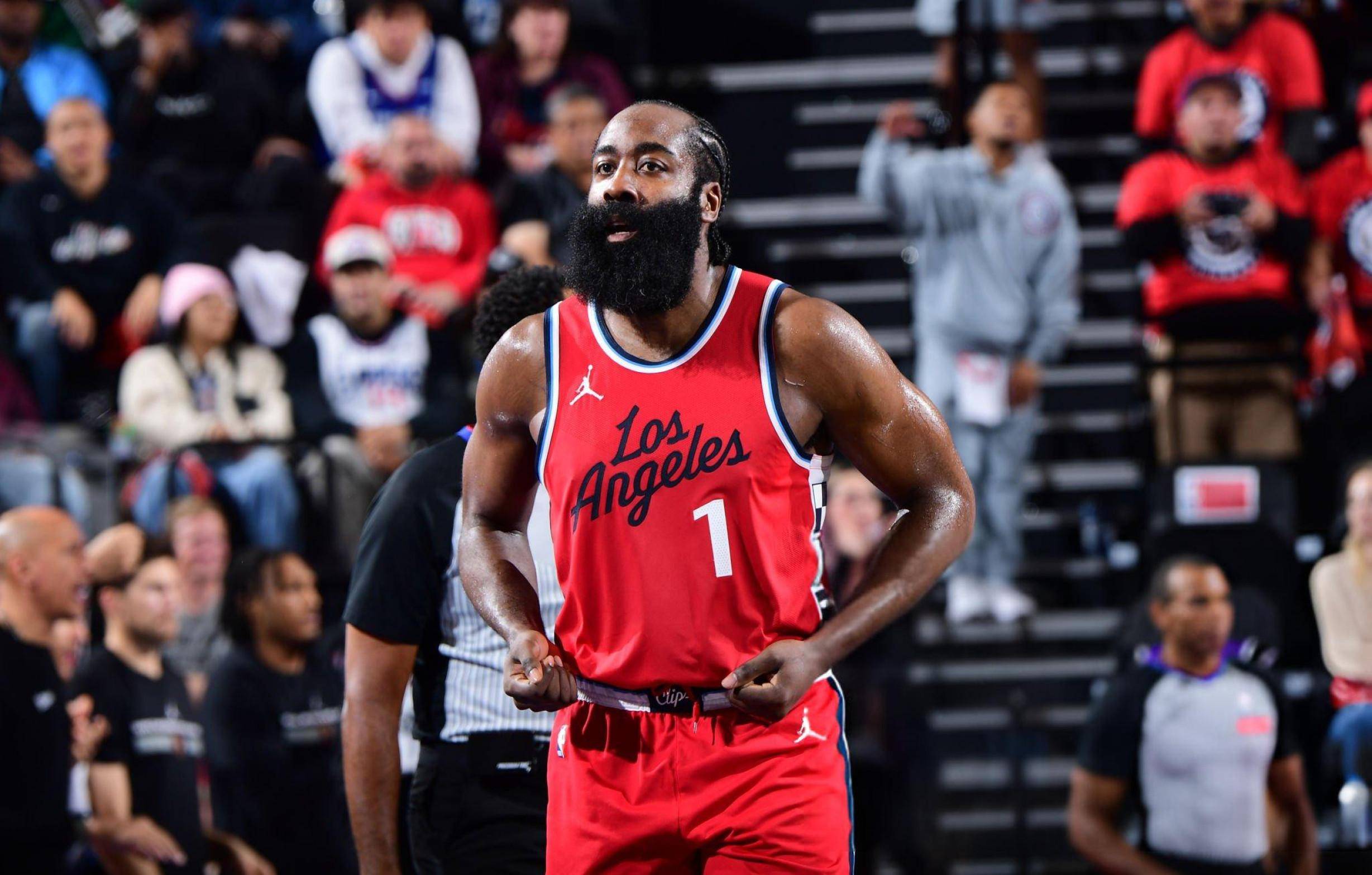 哈登再度暴击,火箭队气势如虹 哈登再度暴击,火箭队气势如虹