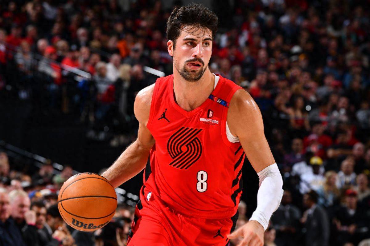 开拓者主帅赞扬球队团结合作精神